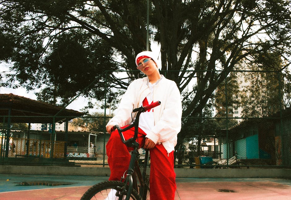 oversized jacket and sneakers street style Brazil