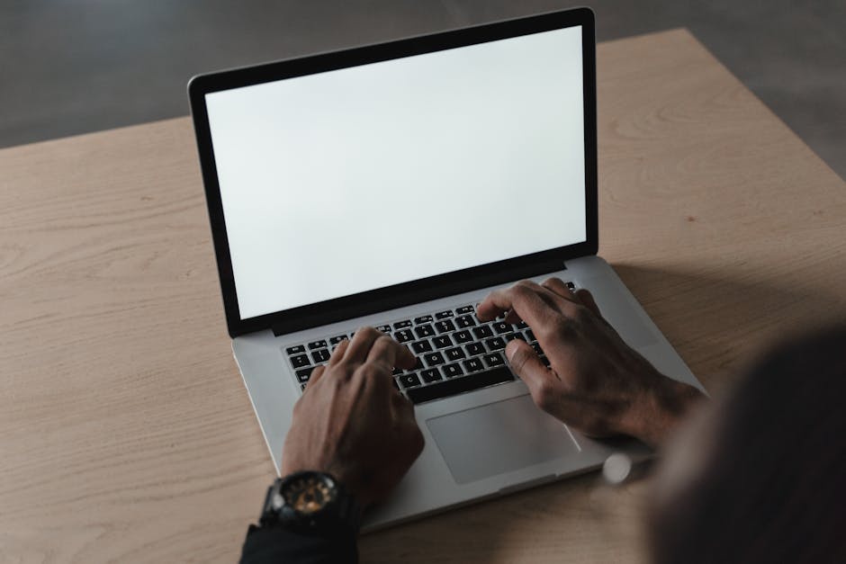 Spanish freelance invoice template on computer